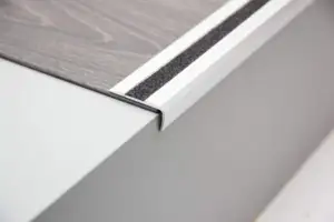 38x17 mm. Trappeforkant - u/huller 