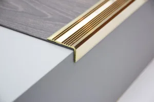 Vinkelprofil, 43x23 mm. med riller u/huller