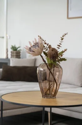 Vase i brunt glas
