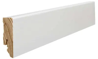 Hvidt fodpanel med trækerne til parketgulv, 16 x 58 mm.